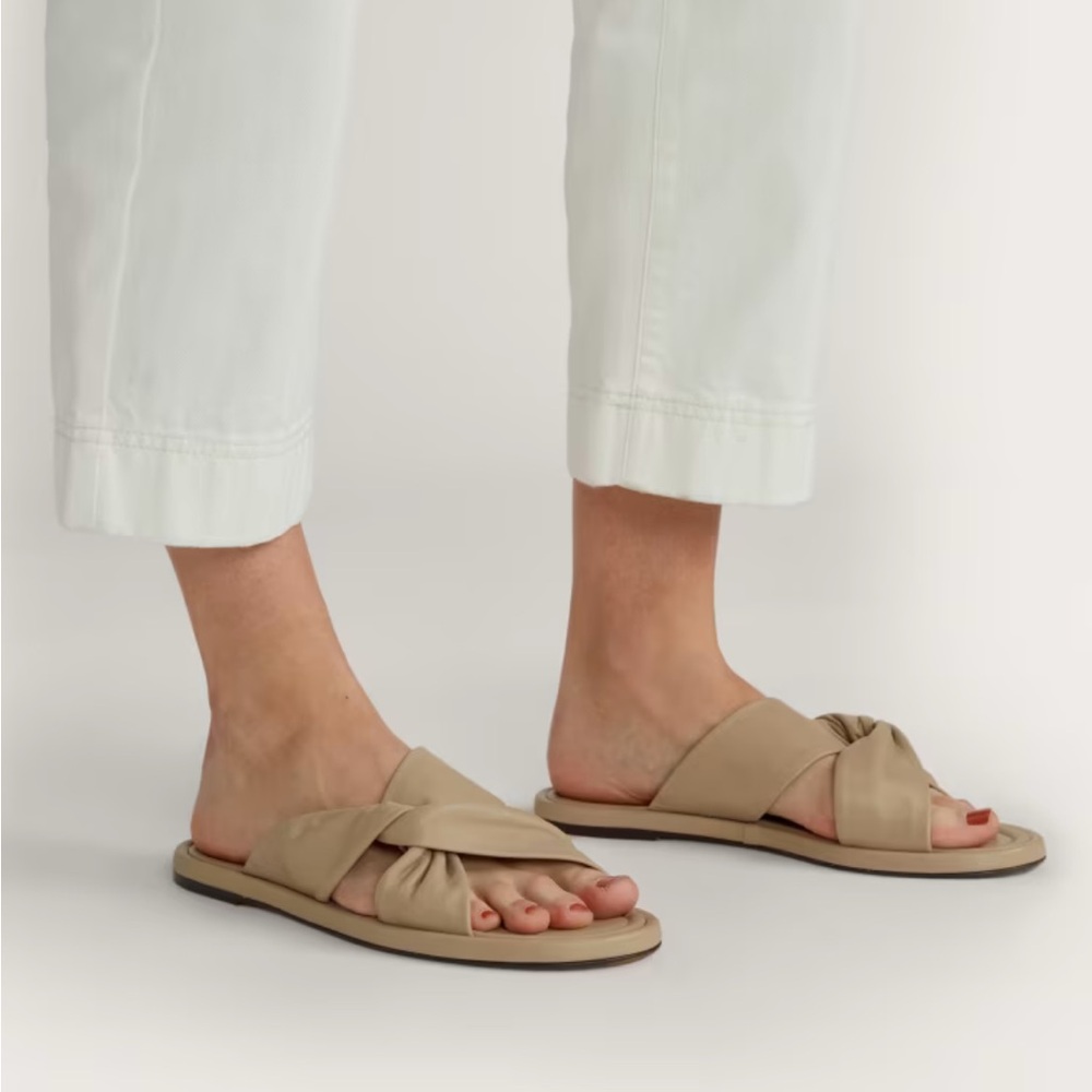 The day twist sandal in light khaki